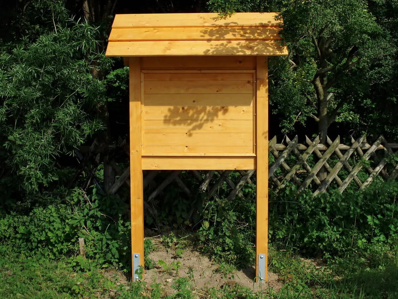 Holzaufsteller-Infotafel-Schildhalterung-Dach-Wald Kopie