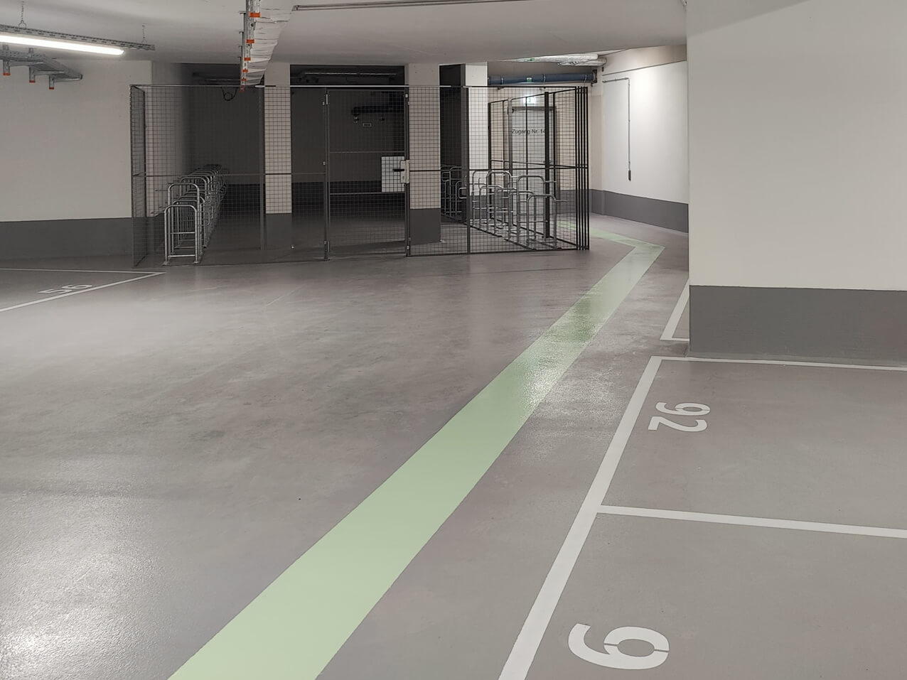 Bodenmarkierung Tiefgarage Hellgrün (Fluchtweg) Bodenmarkierung Tiefgarage Hellgrün (Fluchtweg)