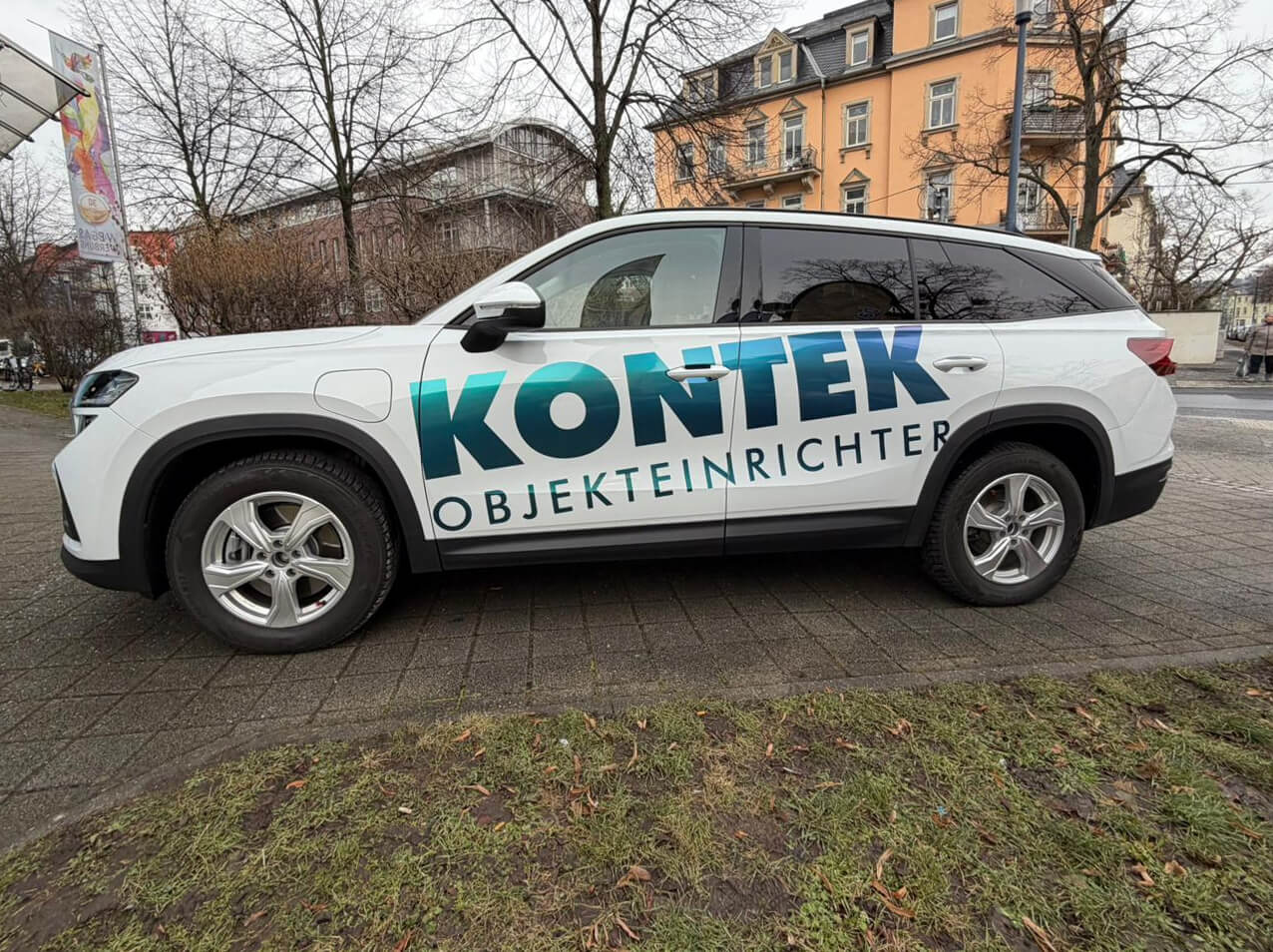 764-Fahrzeugbeschriftung-Flipflop-Folie-Kontek-Objekteinrichter