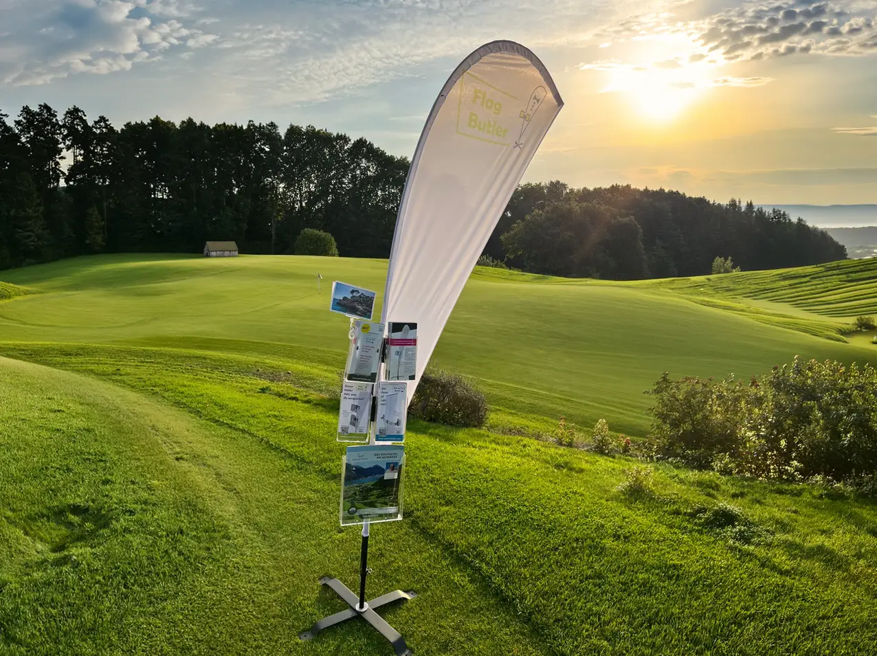 Flyerstaender-an-Beachflag-Acrylbox-Haltesystem-POS-Werbung-Golfplatz-Verein