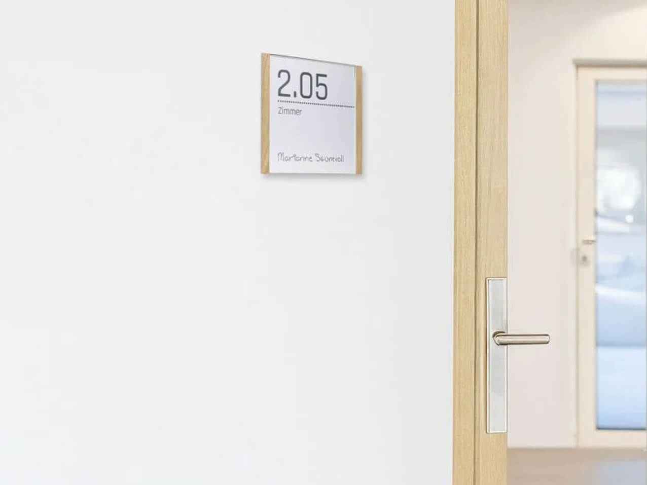 Tuerschild-edel-Wandschild-Buero-Chromstahl-Acrylglas-Holz-Eiche