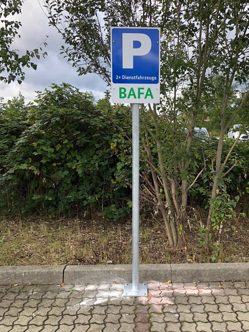 Pfosten Rohr Ø 60,3 mm mit Fussplatte Verkehrszeichen Schild Pfosten Rohr Ø 60,3 mm mit Fussplatte Verkehrszeichen Schild