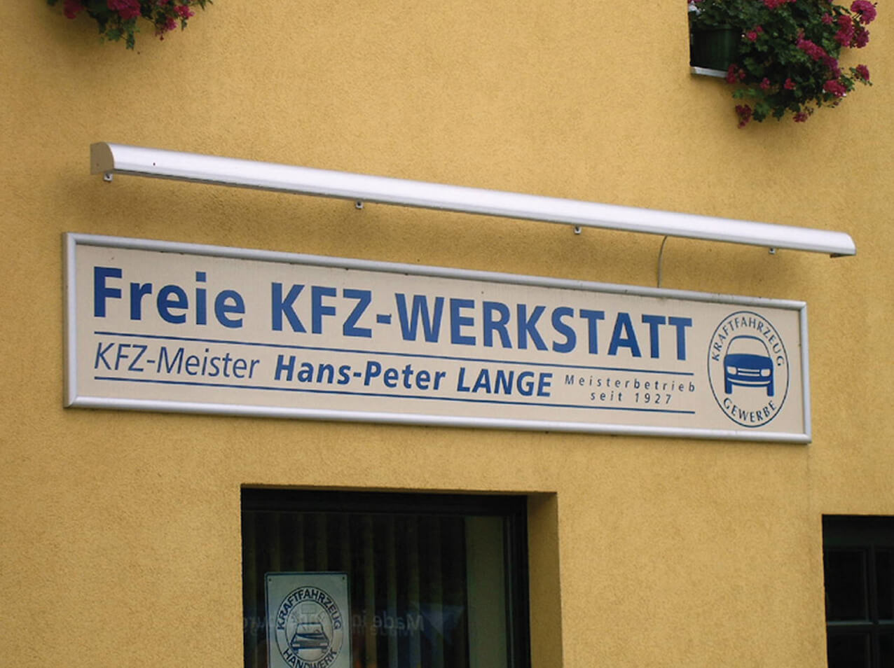 Rahmen-Profil-rund-50x20mm-Wandschild-silber-eloxiert-Beleuchtung