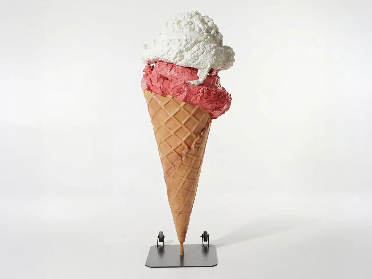 3D-Werbefigur-Kundenstopper-2-Kugel-Eiscreme-Waffel-mobil-175cm