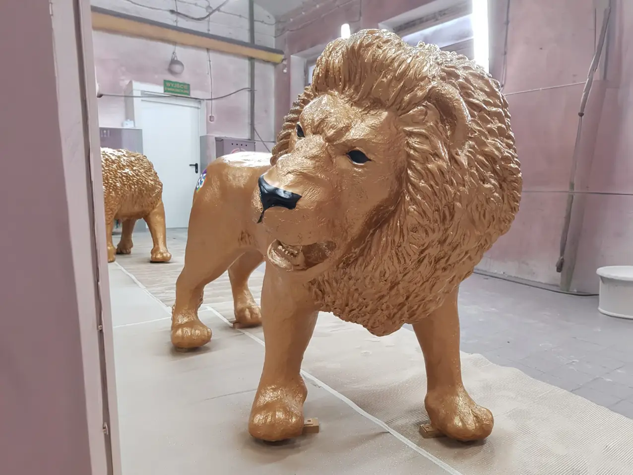 XXL-3d-Tierfigur-Dekoration-lebensgrosser-goldener-Loewe-210cm