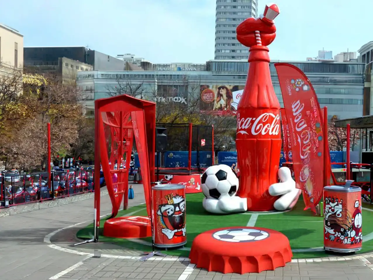 3D-grosse-Werbefigur-Coca-Cola-Event-Fussball-Flasche-380cm