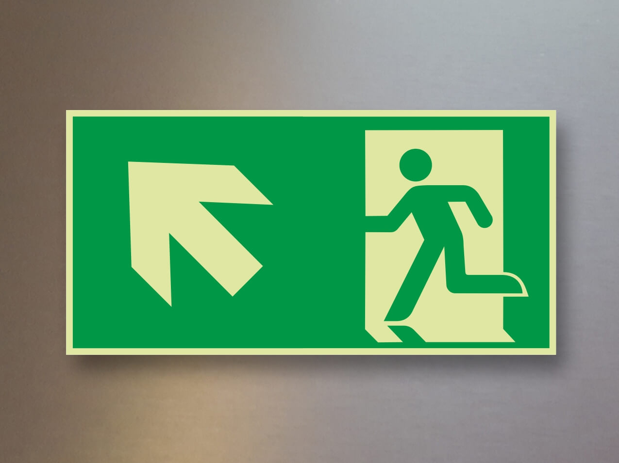 Rettungszeichen-Notausgang-Fluchtweg-nachleuchtend-Pfeil-links-aufwaerts