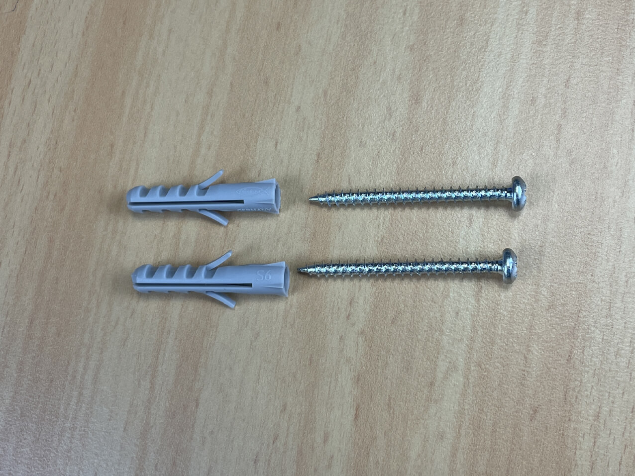 Befestigung Flachkopfschrauben 4 x 45 mm mit Dübel