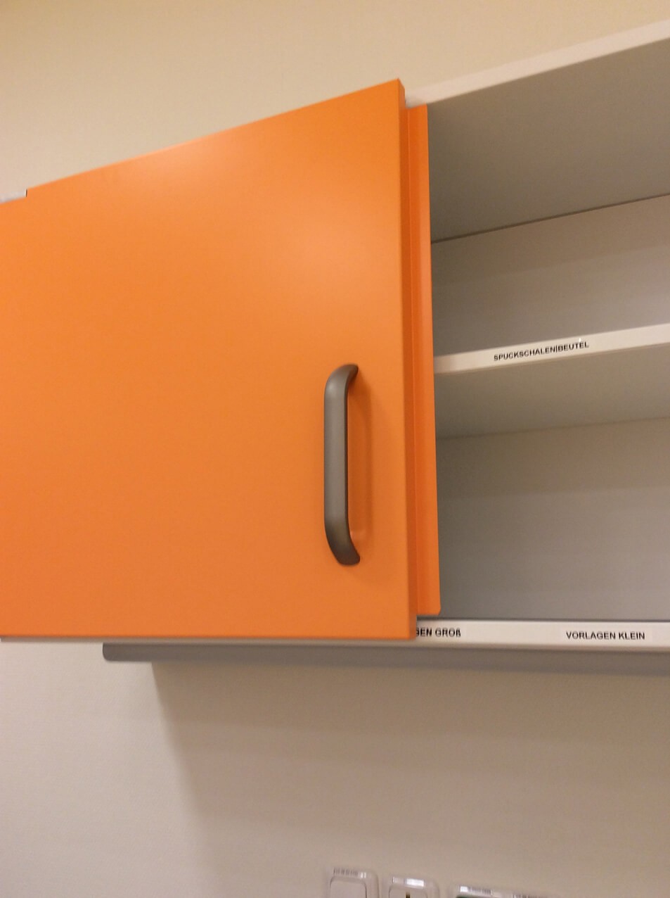 Moebelfolie-Kuechenschranktuer-wrapping-kleben