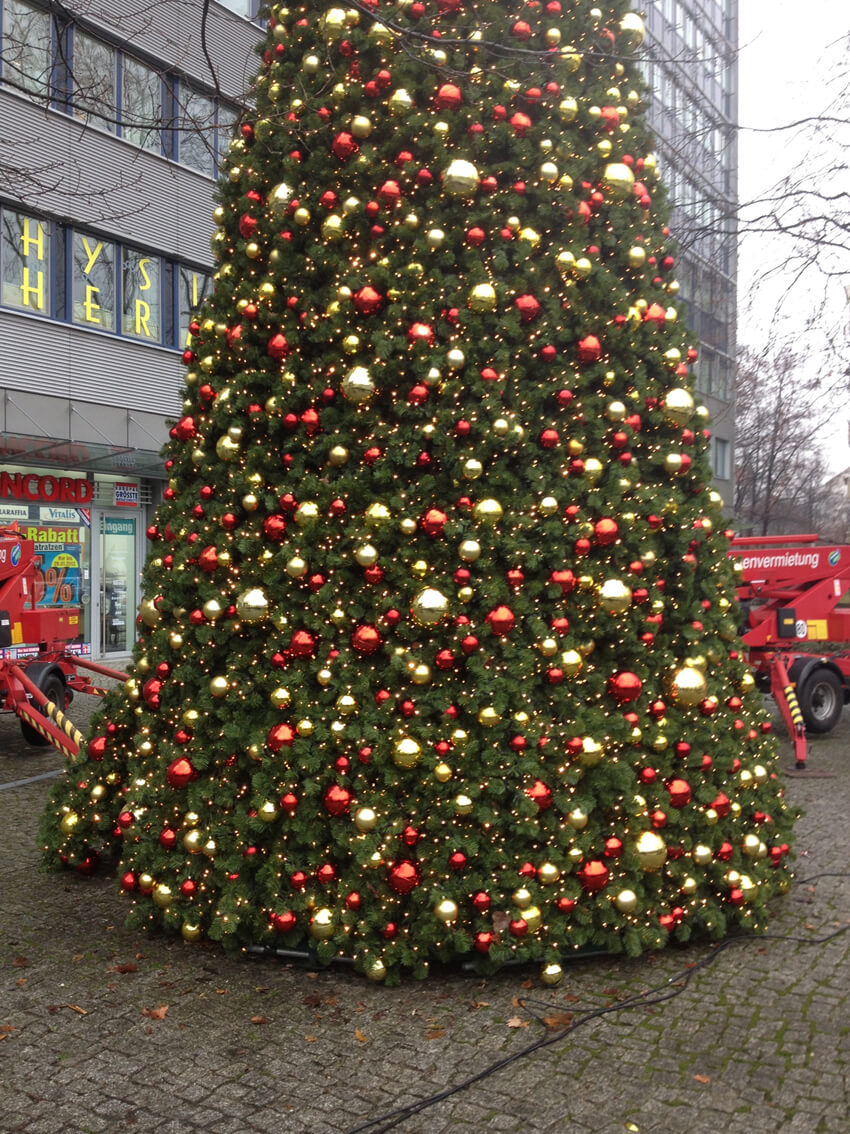 Riesen Kunstweihnachtsbaum 500-grosser-kuenstlicher-Christbaum-Aufbau-Arbeitsbuehne