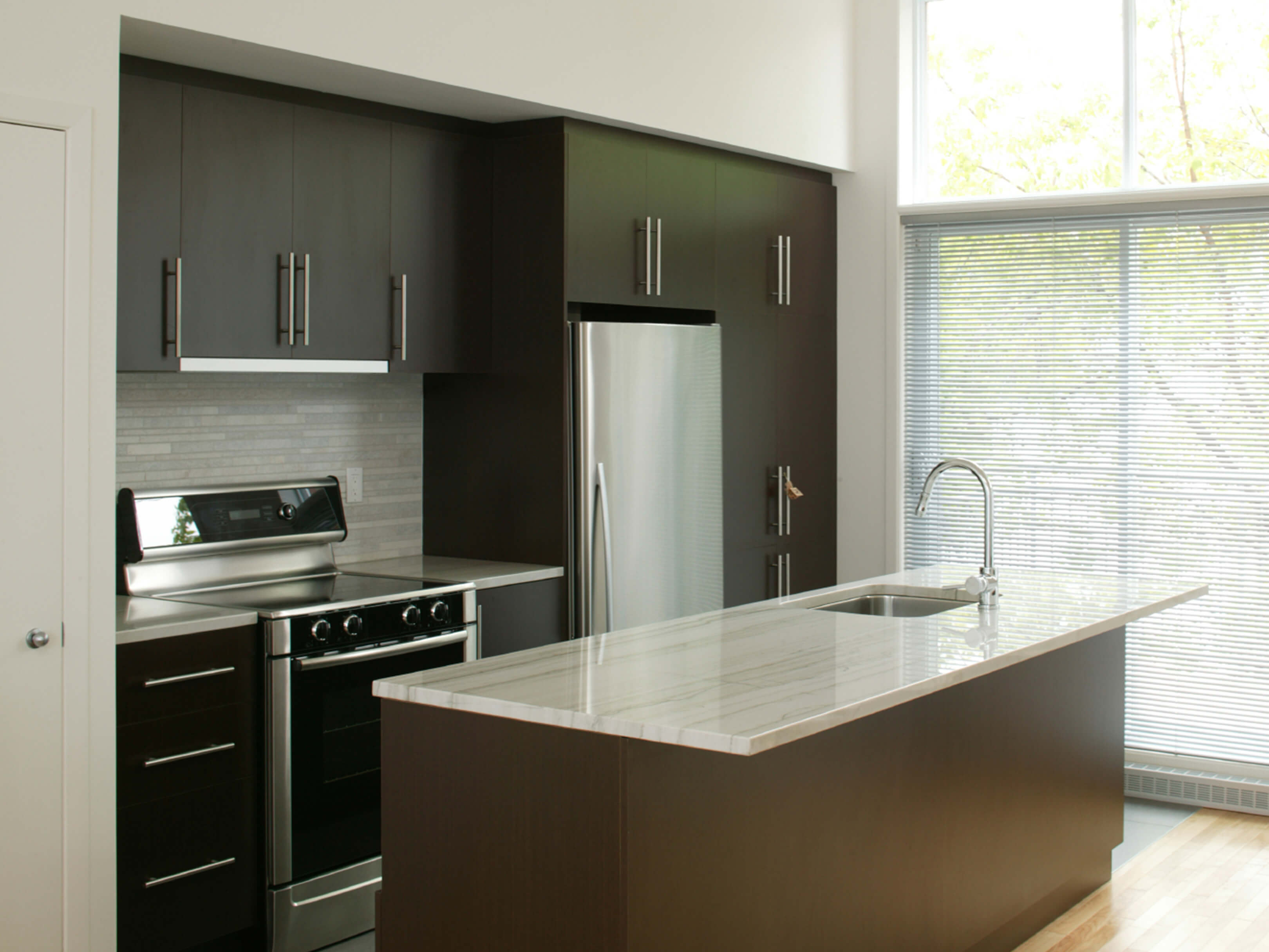 Kuechenzeile-Schranktueren-Folie-Klebefolie-kleben-Moebelfolie-Kuechenfolie