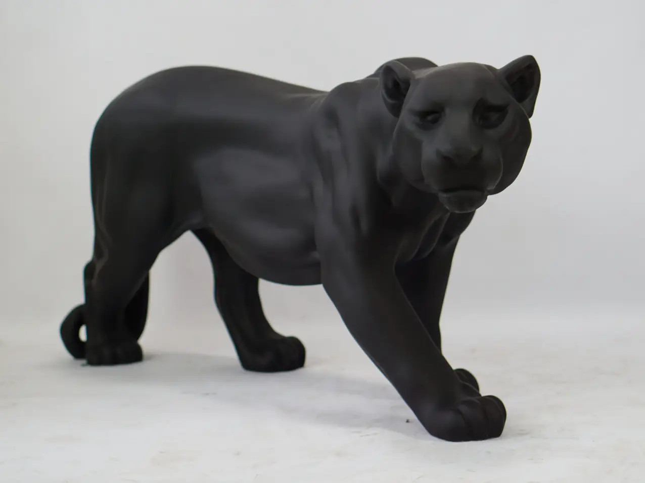 3D-lebensgrosse-Dekoration-Tierfigur-Grosskatze-Panther-schwarz-matt