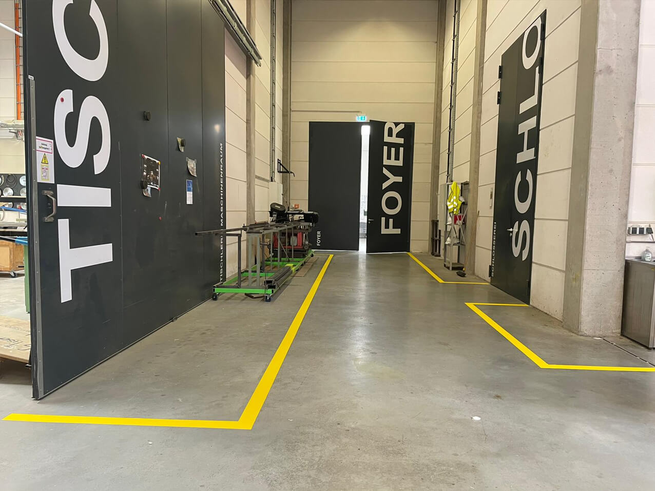 1012-Bodenmarkierung-Hallenmarkierung-Leitlinien-gelb-markieren-spruehen