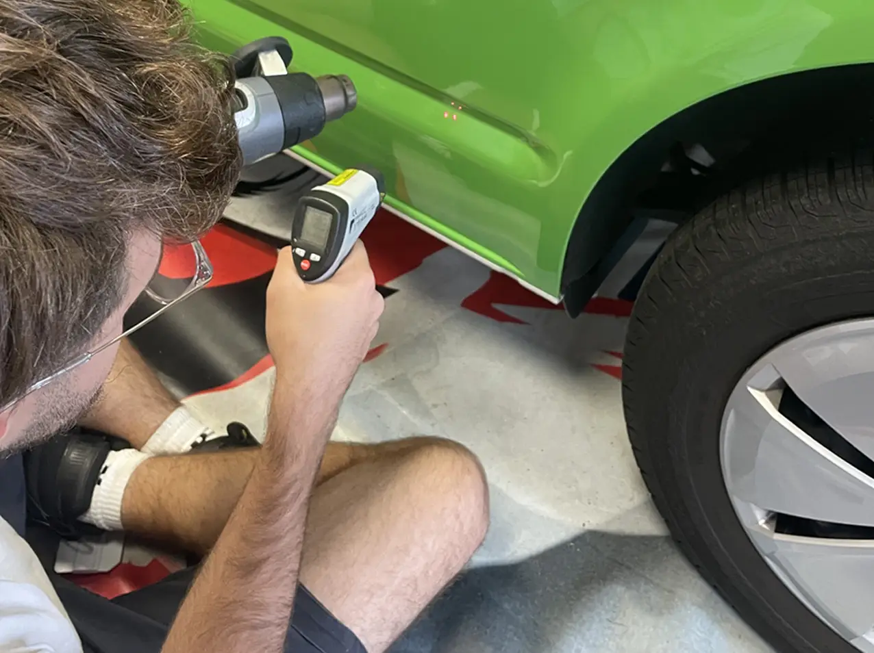 781-Carwrapping-Fahrzeugvollfolierung-Heissluftpistole-Laserthermometer-tempern