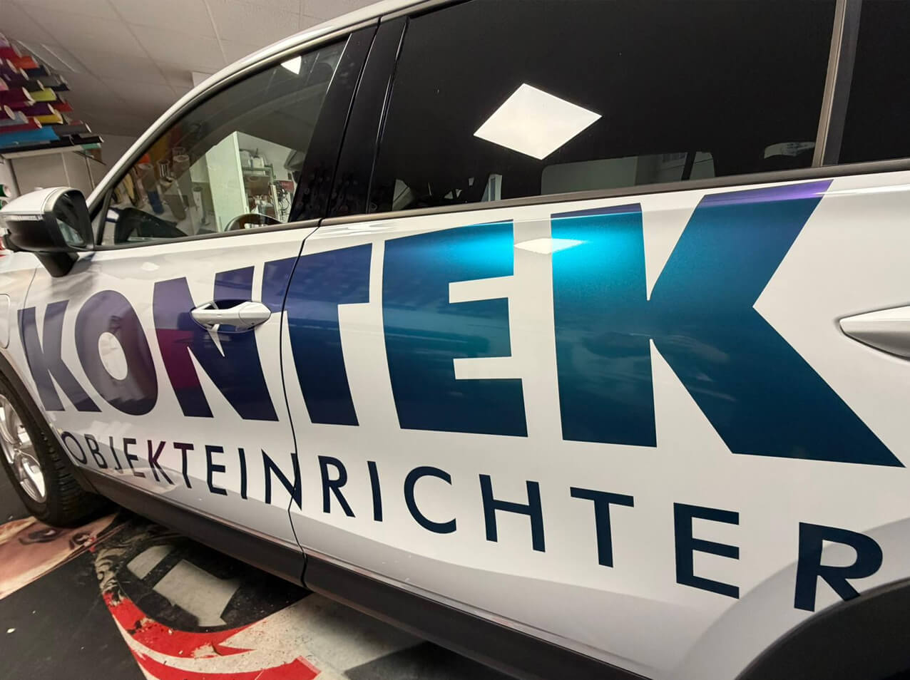 764-Fahrzeugbeschriftung-Flipflop-Klebefolie-blau-violett