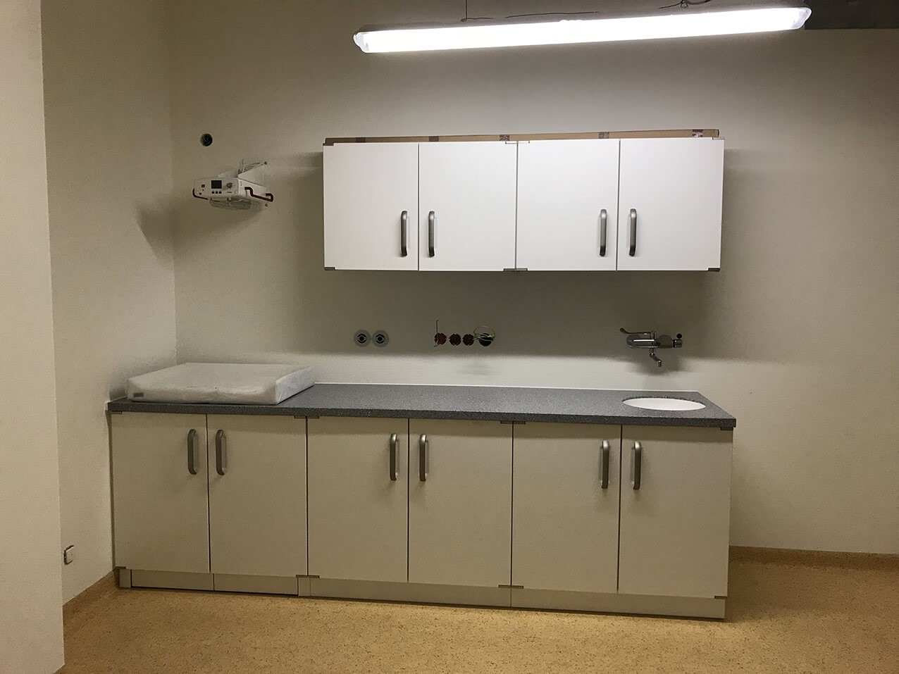 Moebelfolie-Kueche-Alt-unsaniert-Renovierung