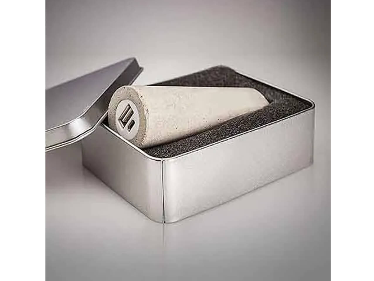 Powerbank-Betondesign-rund-Metallbox