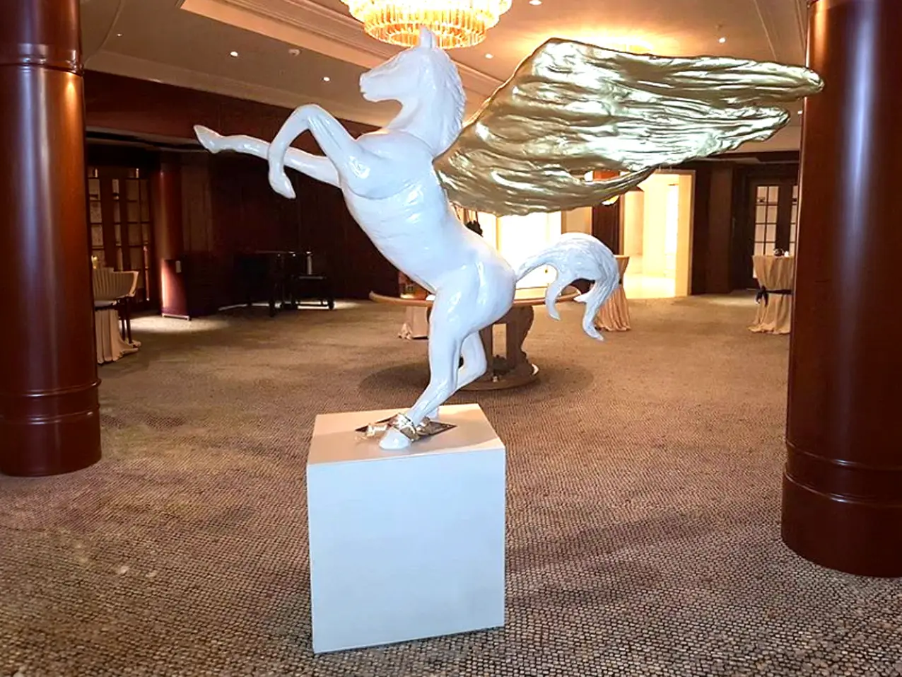 3-D-XXL-Pferdefigur-Kunstfigur-Pegasus-Hotel-Loft-Event