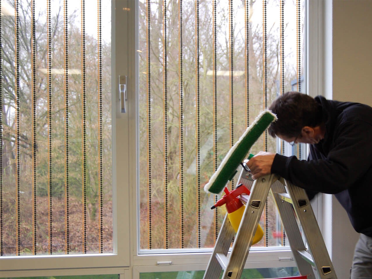 Vogelschutzfolie Montage Vogelschutzfolie-birdsafe-Rautenraster-orange-schwarz-kleben