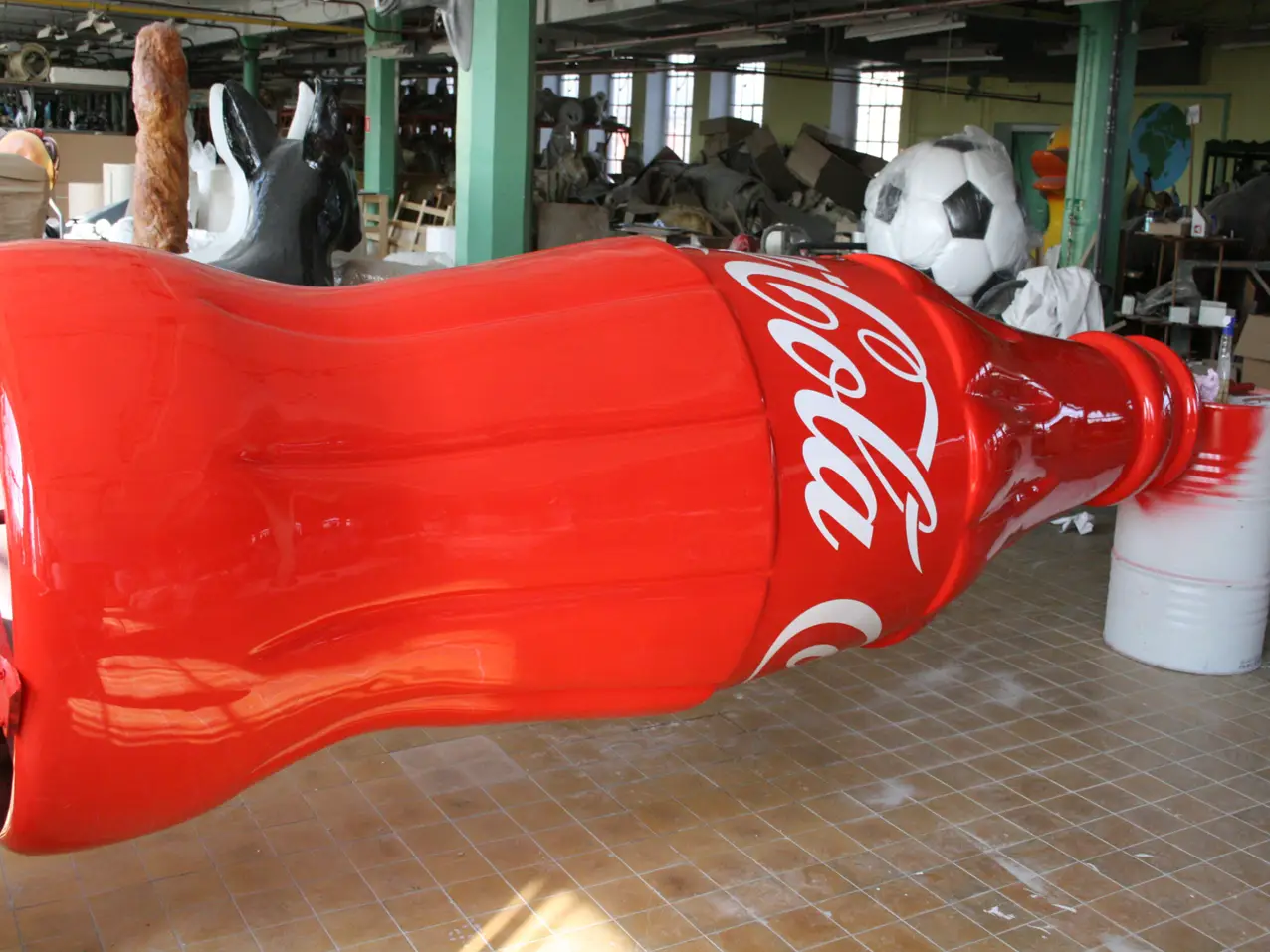 Werkstatt-Werbefigur-grosse-3d-Coca-Cola-Flasche-Fussballevent-380cm