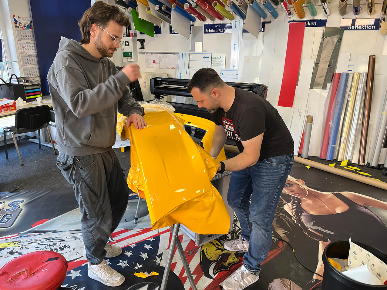 635-Autofolierung-Montageteam-Auto-kleben