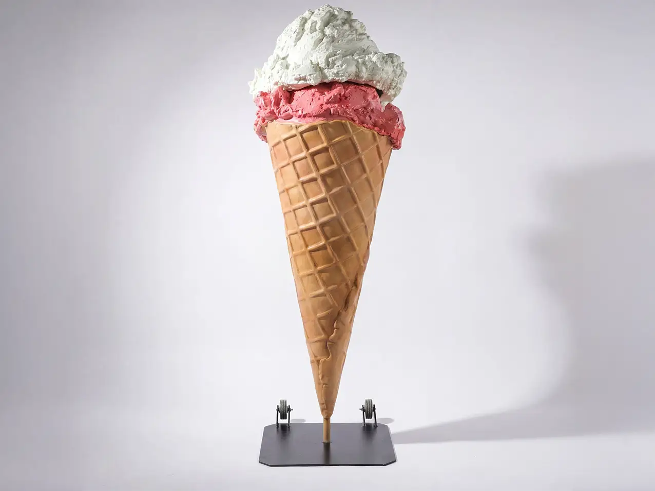 3D-Werbefigur-Werbeaufsteller-2-Kugel-Eis-Waffel-mobil-175cm