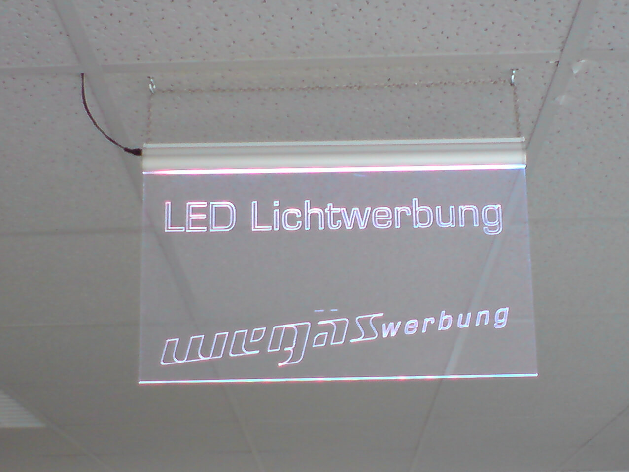 690-LED-Lichtfluter-Haengeleuchtschild-wegaswerbung