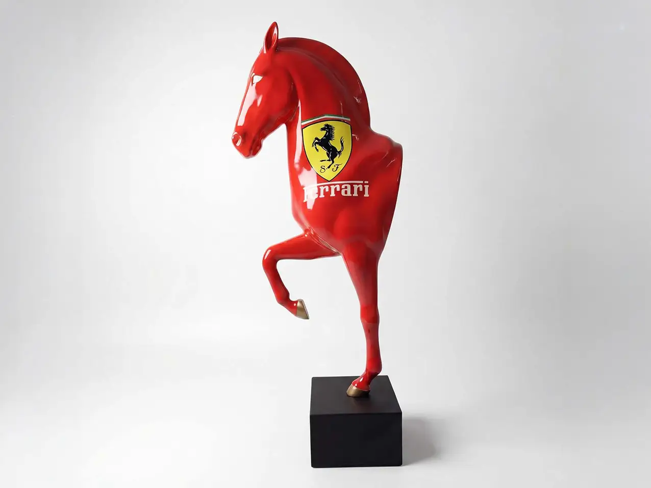 3D-XXL-Pferdefigur-Bueste-rotes-Pferd-Logo-Ferrari