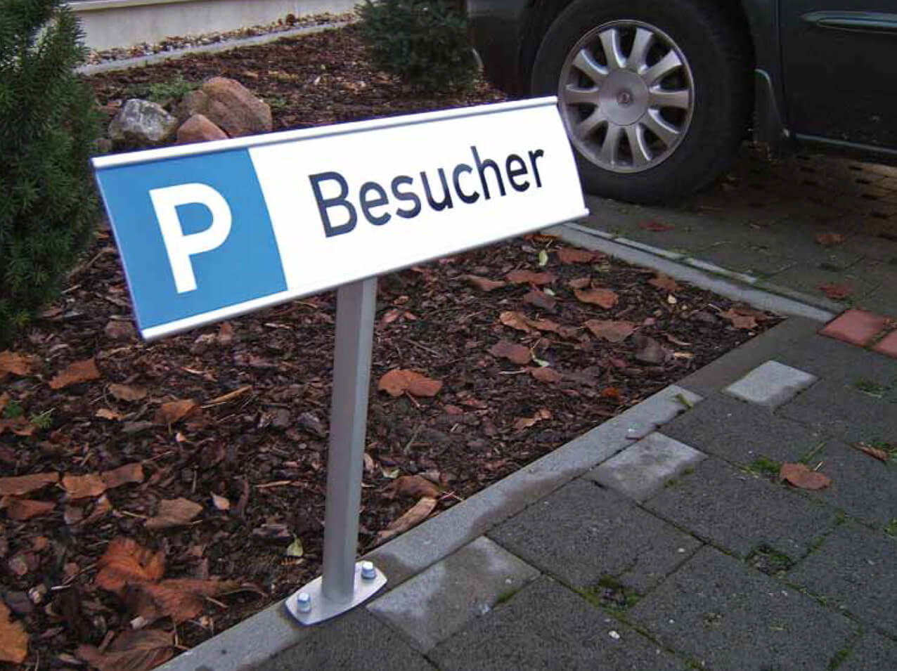 Parkplatzschild schräg Ovalrohrpfosten Parkplatzschild-schraeg-Ovalrohrpfosten-aufschrauben-aufduebeln