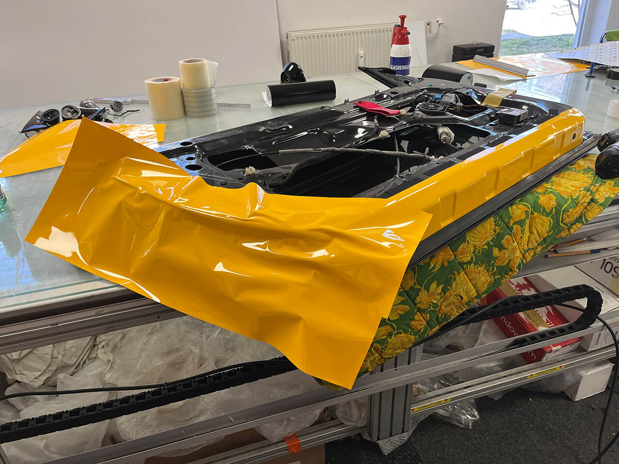 635-carwrapping-Autofolie-Tueren-Innenseiten-kleben