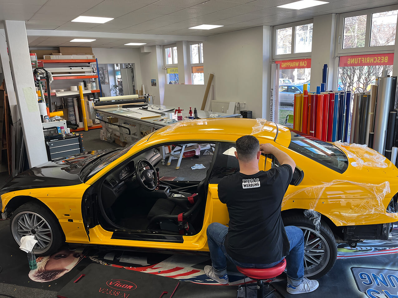 635-Fahrzeugvollfolierer-Profi-Mitarbeiter-Carwrapping