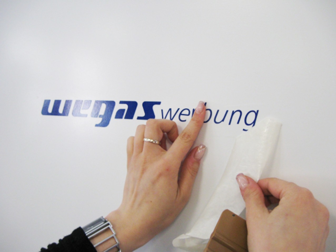 578-Beschriftung-Klebemontageanleitung-Trocken-Normal_Schritt-5-andruecken