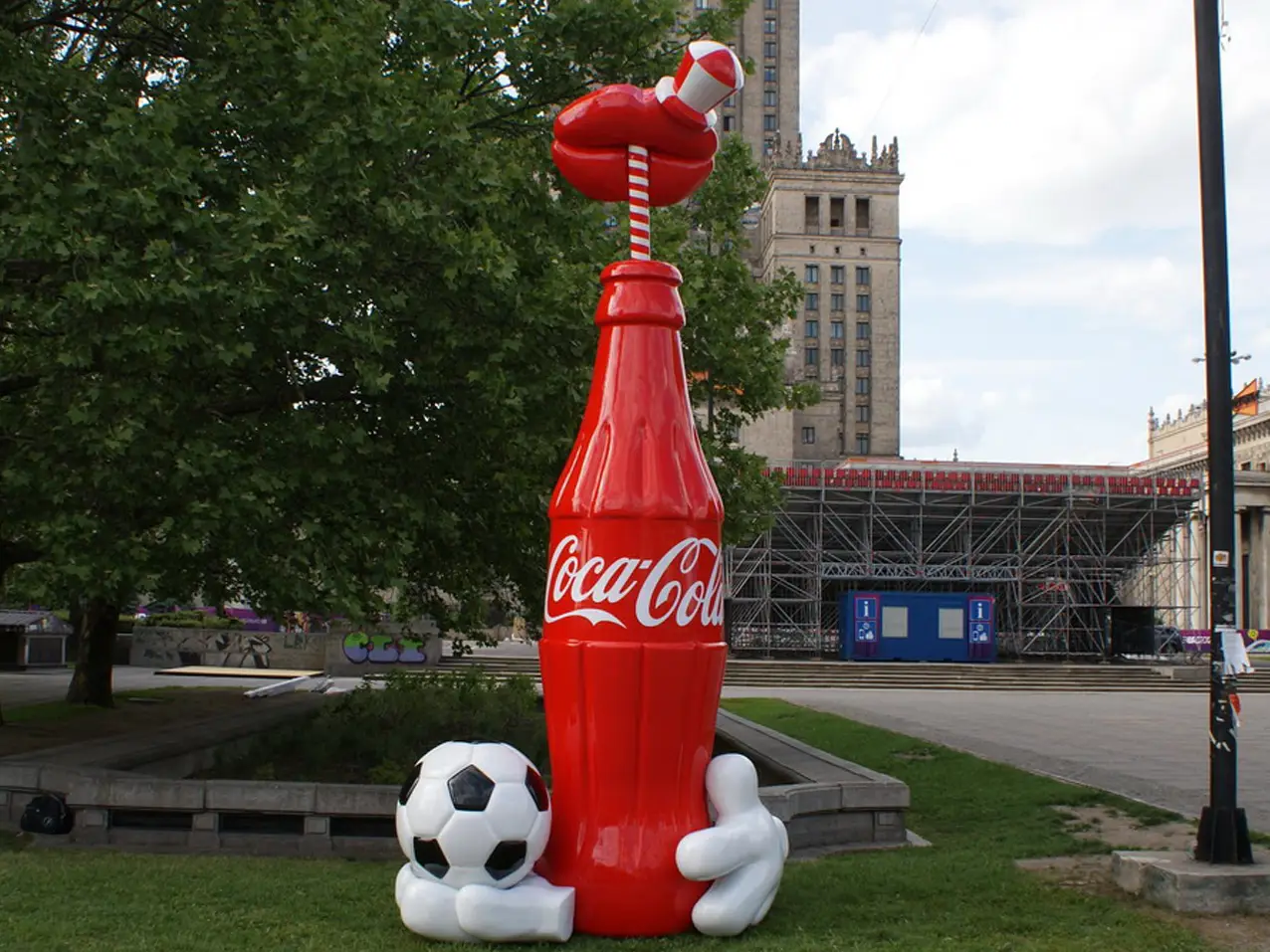 Riesenwerbefigur-3d-Coca-Cola-Flasche-Mund-Strohhalm-Hand-380cm