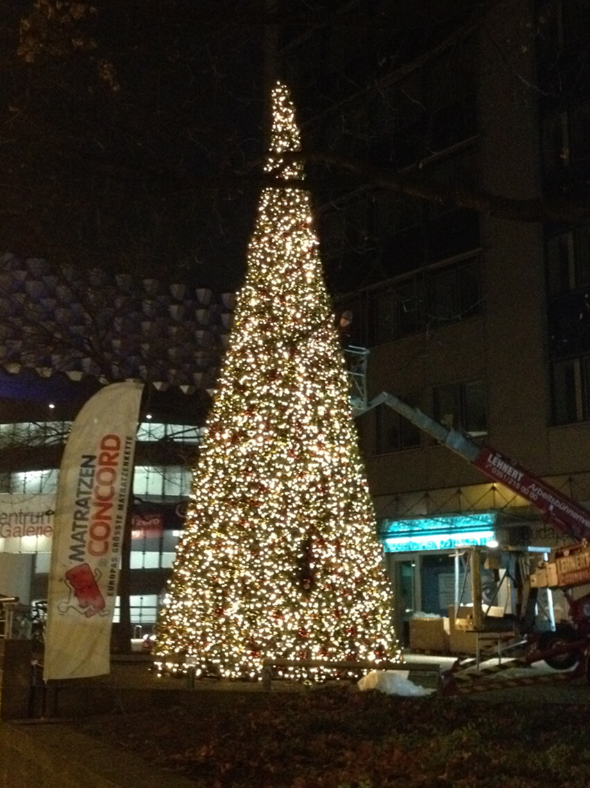 Riesen Kunstweihnachtsbaum 500-Mega-Weihnachtsbaum-12-Meter-Aufbau-Montage
