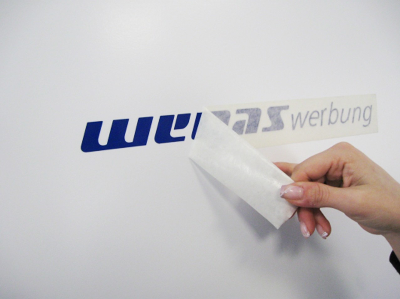 578-Beschriftung-Klebemontageanleitung-Trocken-Normal_Schritt-4-Tape-abziehen