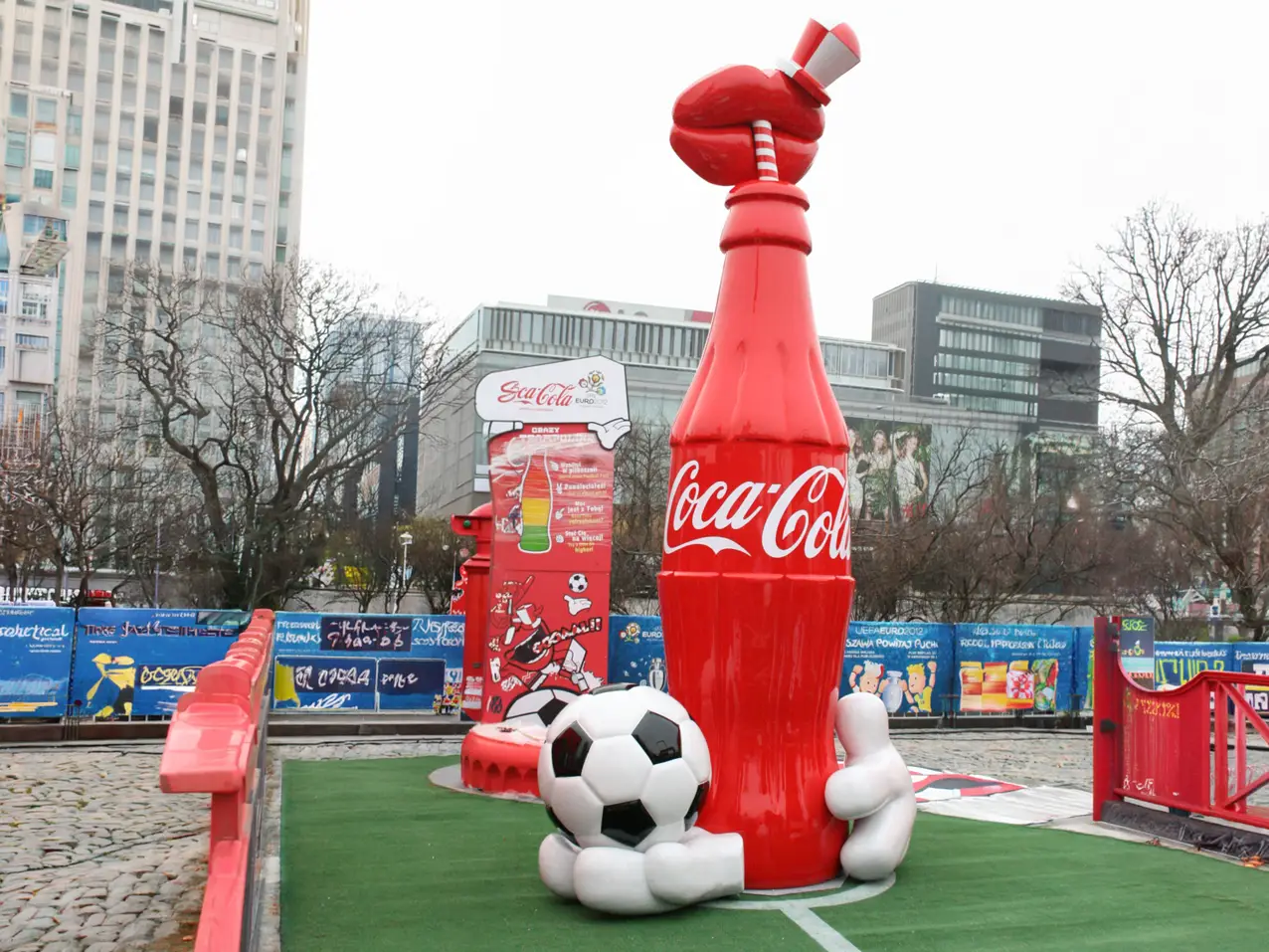 Riesen-Werbefigur-Coca-Cola-Event-Fussball-Flasche-380cm