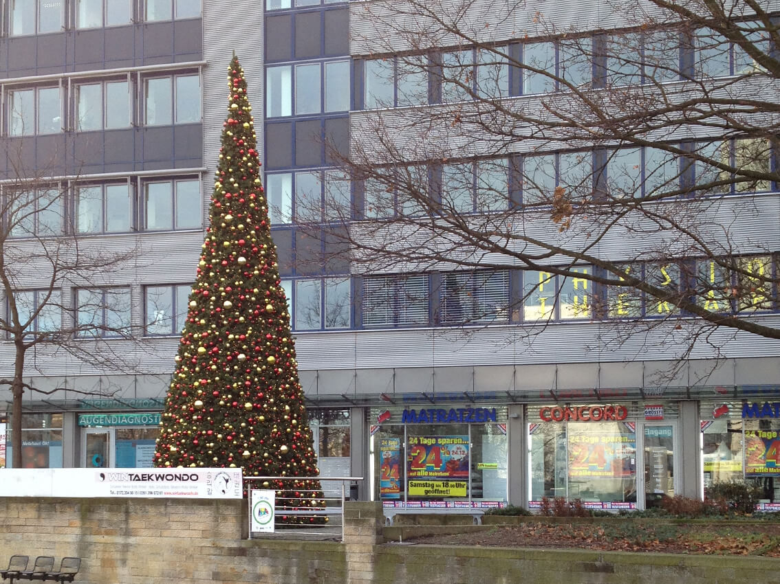Riesen Kunstweihnachtsbaum 500-Kuenstlicher-Weihnachtsbaum-Dresden-Margonwasserhaus