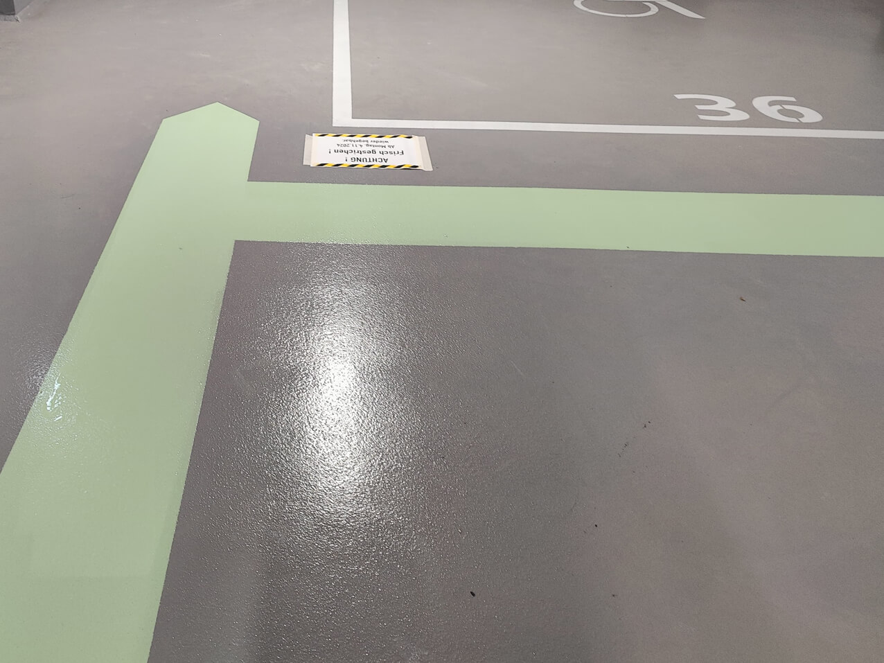 Bodenmarkierung Tiefgarage Hellgrün (Fluchtweg) Bodenmarkierung Tiefgarage Hellgrün (Fluchtweg)