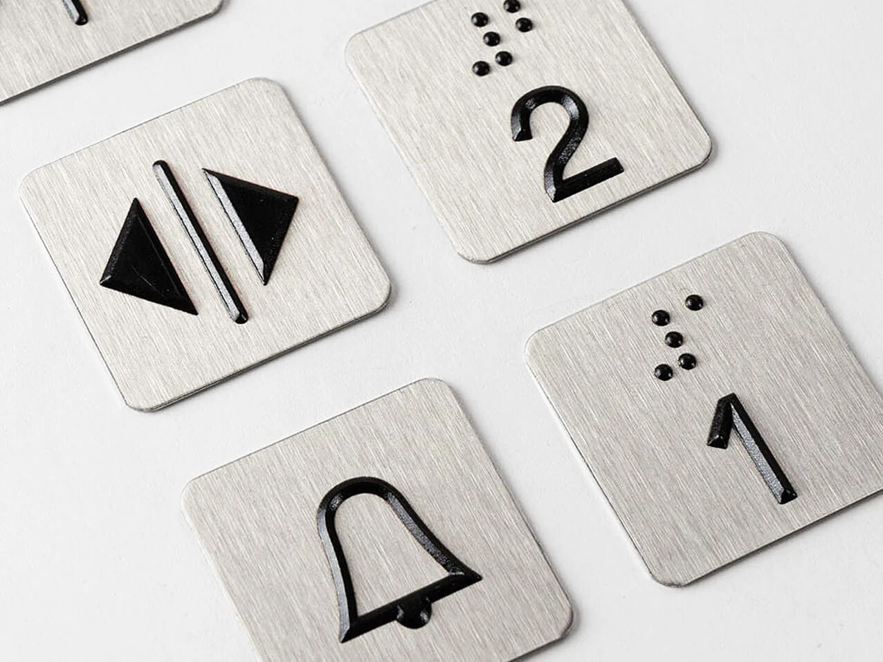 Edelstahlschild-taktil-Brailleschrift-Prismenschrift-im-Aufzug-Etagen