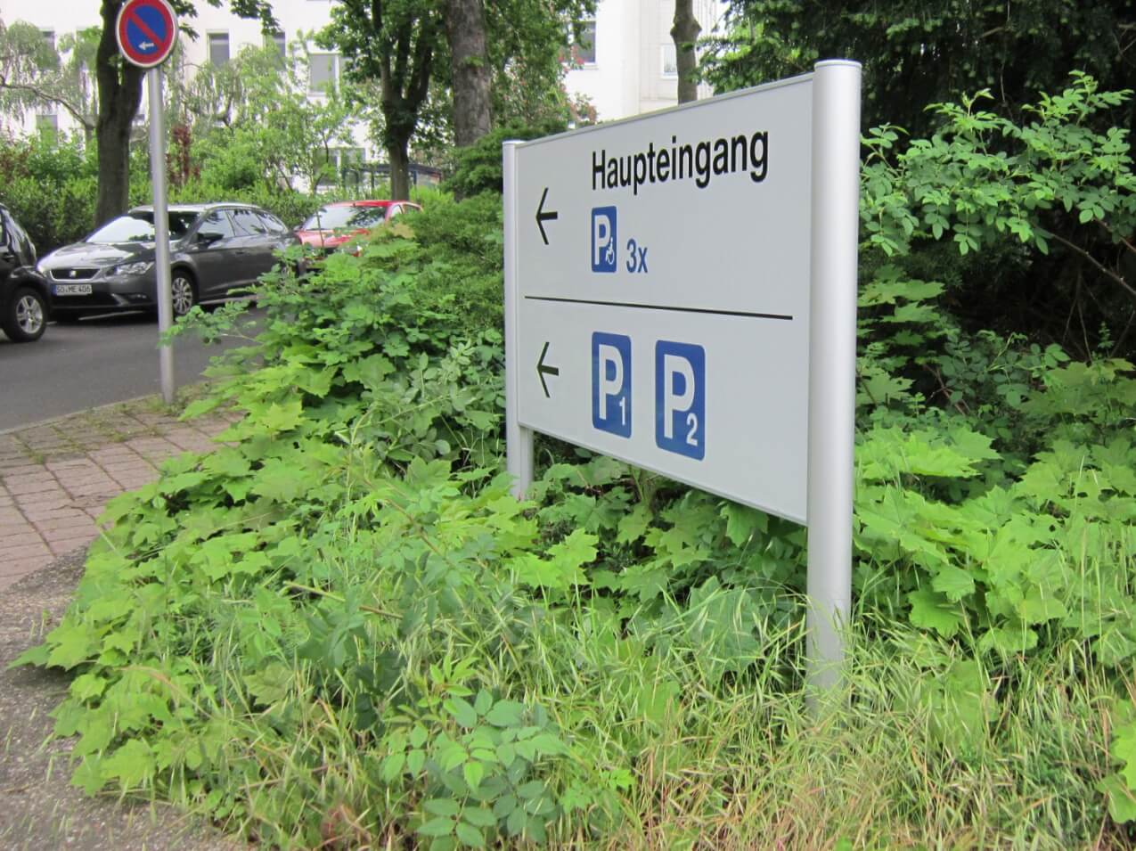 Aufsteller-Saeule-Pfosten-rund-90mm-dicker-Rahmen-Parkplatzaufsteller
