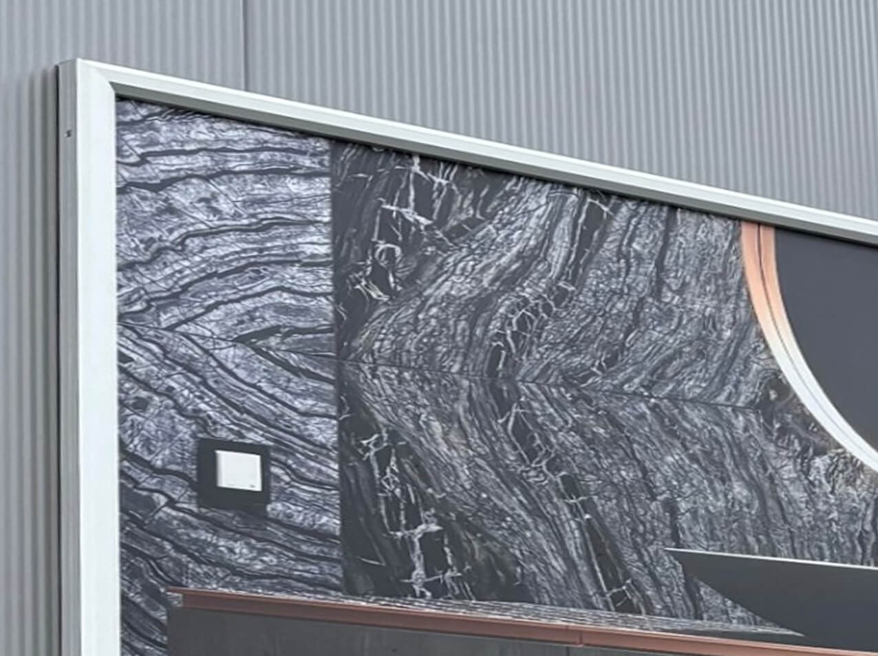 Wandrahmen-Facette-35x35mm-Schild-extrem-stabil-gross