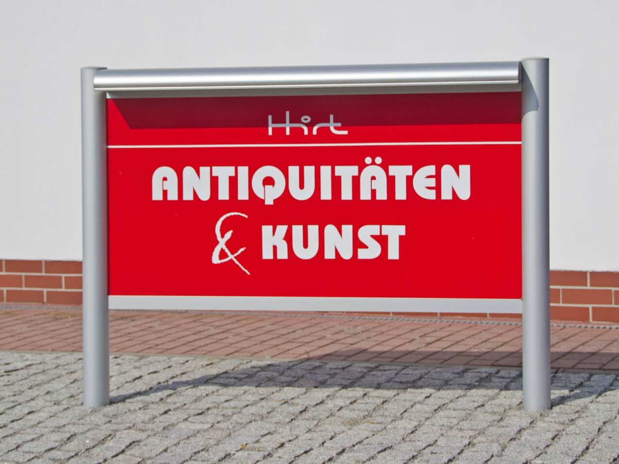 Aufsteller-Saeule-rund-90mm-Beleuchtung-rund-silber-eloxiert