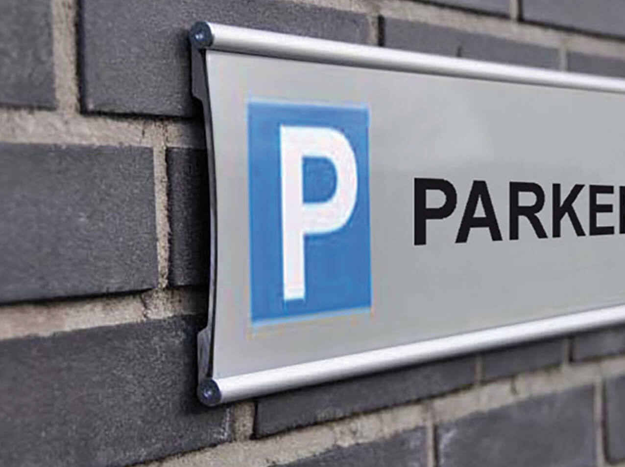 Parkplatzschild schräg Ovalrohrpfosten Parkplatzschild-schraeg-Adapterblech-Profil-silber-eloxiert