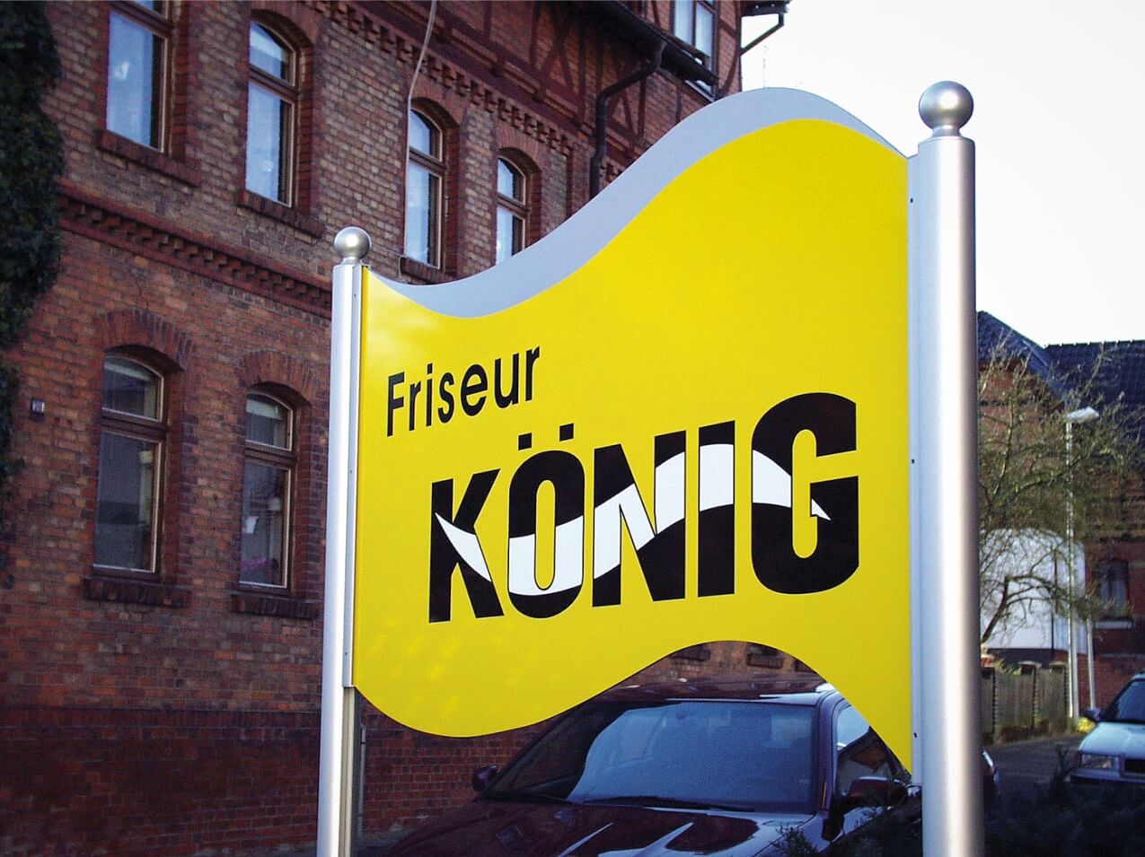 Aufsteller-Saeule-rund-60mm-Kugelaufsatz-Schild-Konturgefraest