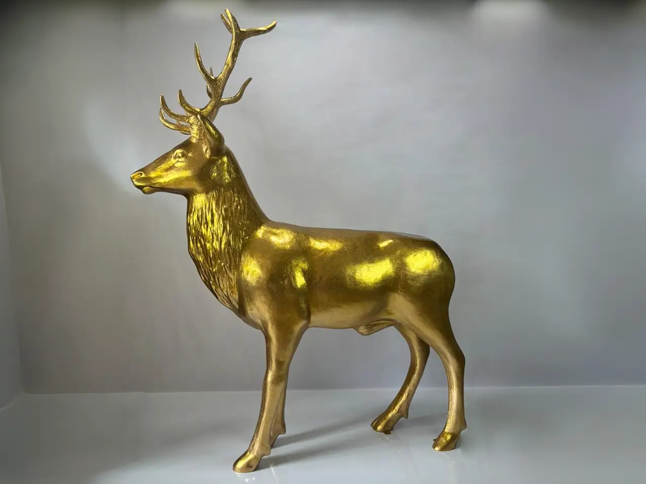 3D-XXL-lebensgrosse-Tierfigur-Waldtier-goldener-glitzer-Hirsch-185x220cm