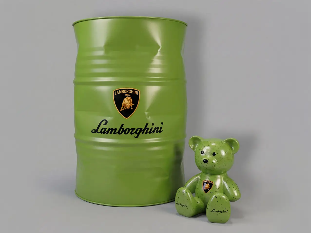 kleiner-sitzender-Teddybaer-mit-Firmenlogo-Lamborghini-35cm