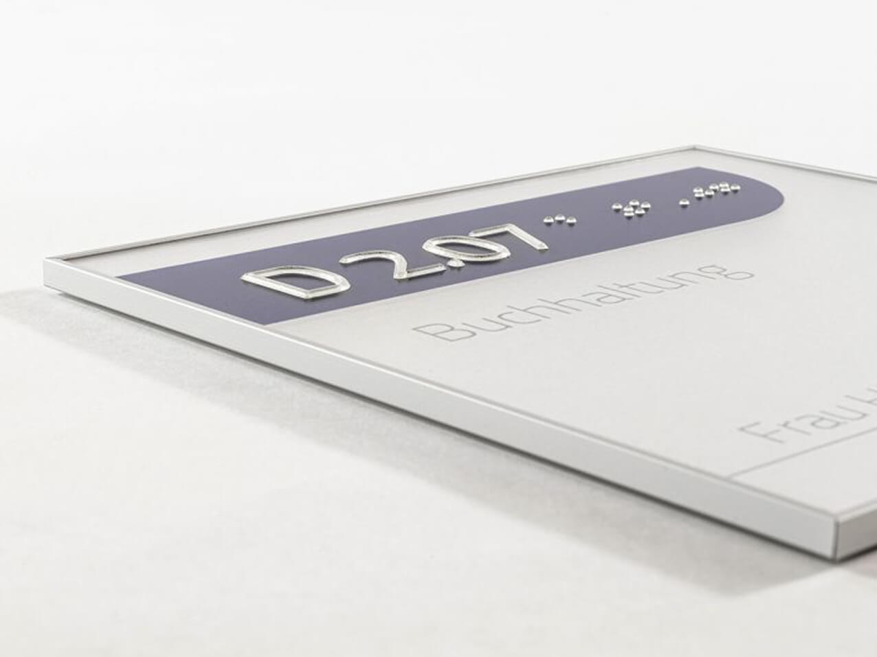 Schildersystem-Formoflach-Tuerschild-sehr-duenn-Brailleschrift