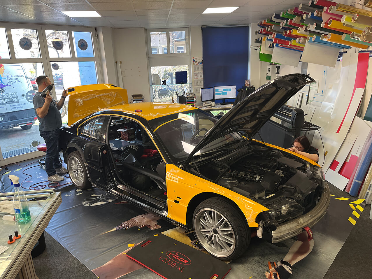 635-Autovollfolierer-Vollprofi-Carwrapping-Mitarbeiter