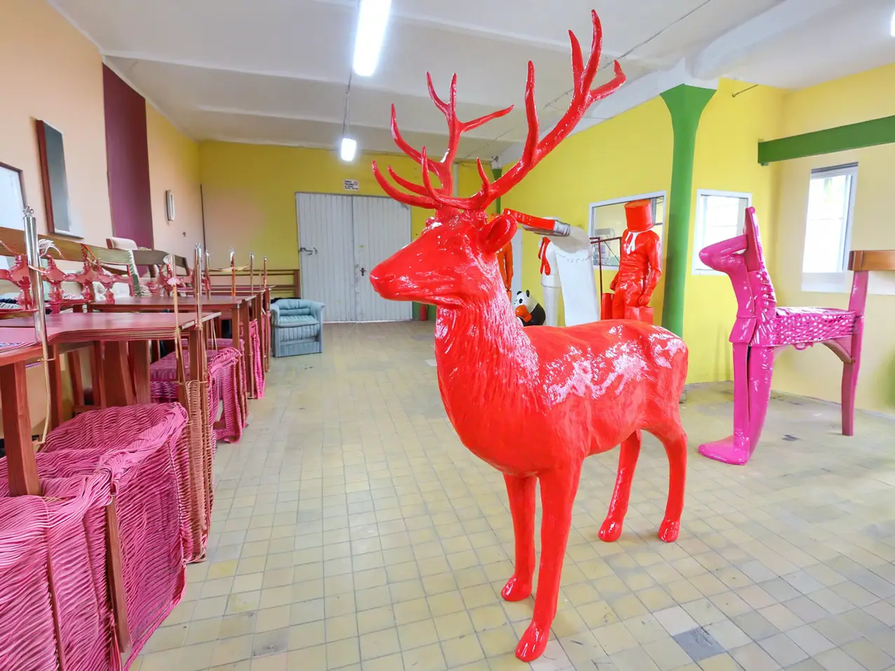 3D-XXL-Kunstausstellung-Tierfigur-Waldtier-Hirsch-rot