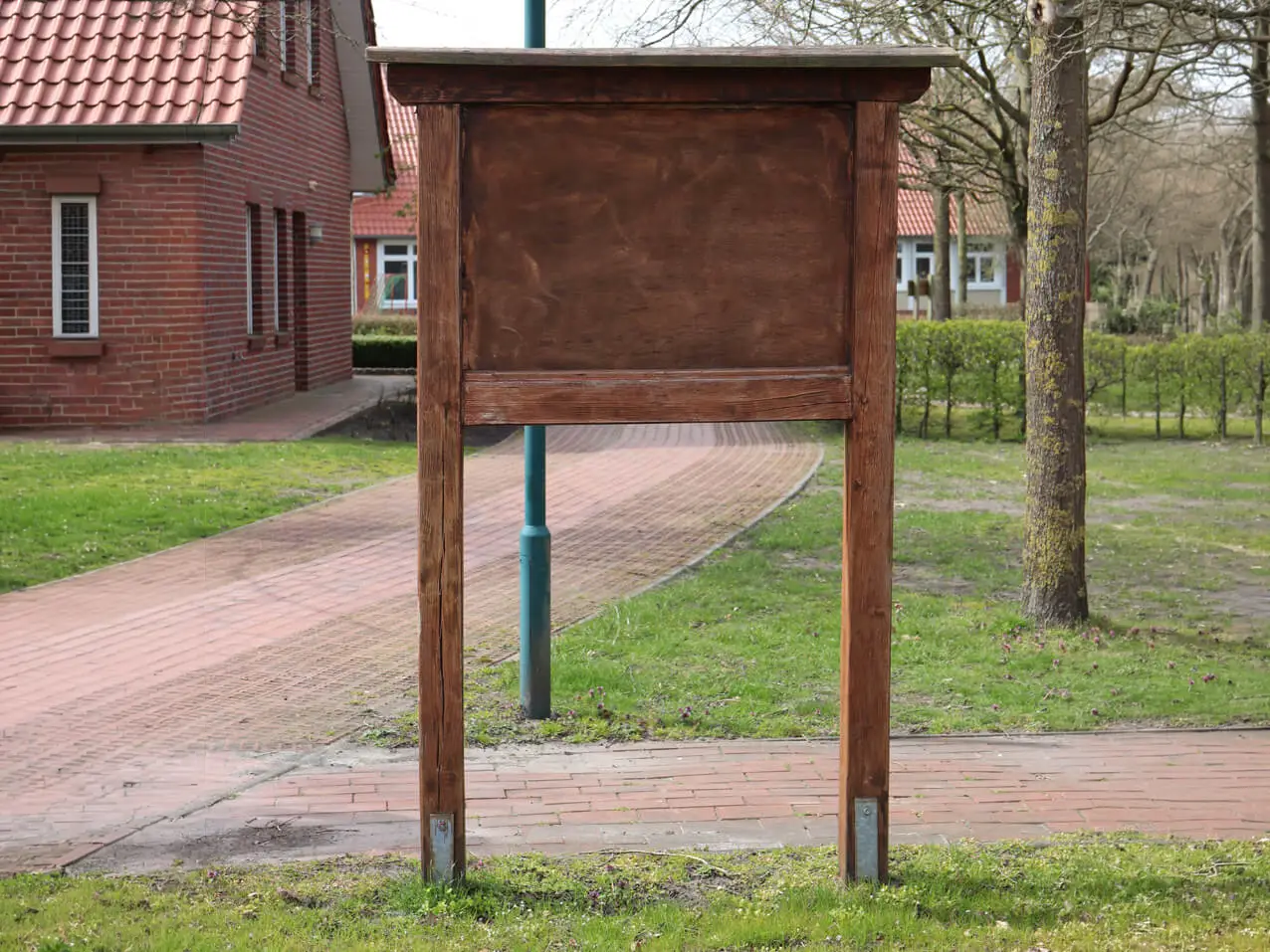 Aufsteller-Holz-Infotafel-Dach-Gemeinde